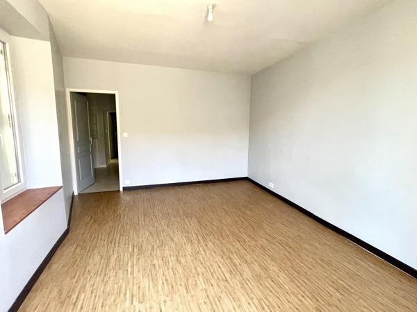 APPARTEMENT DE 43 M2 // MIREBEAU CENTRE