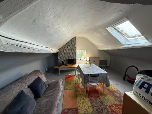 Vente                                                      Appartement
                        
                     3 pièces                      40 m2                     à Melun
