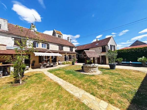 RARE SUR LE MARCHE !!
A 15 minutes de Nemours, sur la commune de ICHY. Sur un beau terrain de 665m², découvrez cet ensemble immobilier composé de deux maison indépendantes, un studio indépendant, une grange, offrant de nombreuses possibilités. 

1ère maison, au rdc:
Une entrée donnant sur la pièce à vivre d'une surface de 65m², une cuisine aménagée et équipée de 17m².
A l'étage: 
Une chambre de 25m², une autre chambre de 15m², une salle de bain + douche et wc, une dernière chambre de 14m².

2ème maison avec jardin privé, au rdc:
Une entrée donnant sur la pièce à vivre de 40m², une salle de bain, un wc.
A l'étage: 
Une chambre de 13m² avec mezzanine, une autre de chambre de 13m² également.

A l'extérieur: 
Une grande de 70m² sur une hauteur plafond de 8 mètres 

Un studio avec une pièce de 13m², une salle de bain, un wc, une buanderie.

Une cave voutée de 25m²