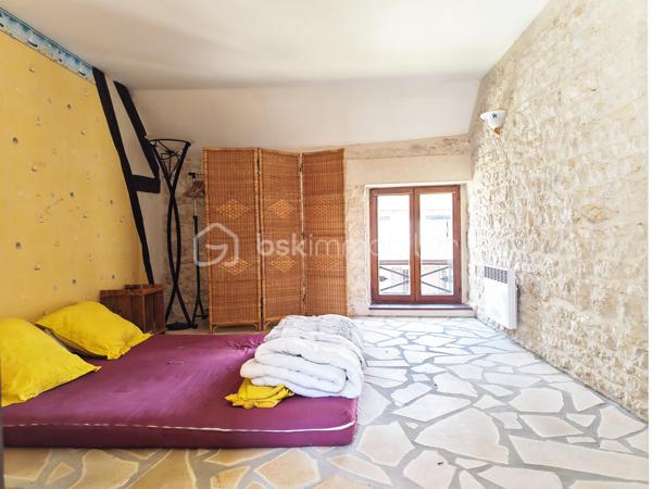 RARE SUR LE MARCHE !!
A 15 minutes de Nemours, sur la commune de ICHY. Sur un beau terrain de 665m², découvrez cet ensemble immobilier composé de deux maison indépendantes, un studio indépendant, une grange, offrant de nombreuses possibilités. 

1ère maison, au rdc:
Une entrée donnant sur la pièce à vivre d'une surface de 65m², une cuisine aménagée et équipée de 17m².
A l'étage: 
Une chambre de 25m², une autre chambre de 15m², une salle de bain + douche et wc, une dernière chambre de 14m².

2ème maison avec jardin privé, au rdc:
Une entrée donnant sur la pièce à vivre de 40m², une salle de bain, un wc.
A l'étage: 
Une chambre de 13m² avec mezzanine, une autre de chambre de 13m² également.

A l'extérieur: 
Une grande de 70m² sur une hauteur plafond de 8 mètres 

Un studio avec une pièce de 13m², une salle de bain, un wc, une buanderie.

Une cave voutée de 25m²
