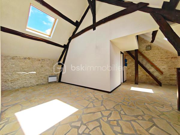RARE SUR LE MARCHE !!
A 15 minutes de Nemours, sur la commune de ICHY. Sur un beau terrain de 665m², découvrez cet ensemble immobilier composé de deux maison indépendantes, un studio indépendant, une grange, offrant de nombreuses possibilités. 

1ère maison, au rdc:
Une entrée donnant sur la pièce à vivre d'une surface de 65m², une cuisine aménagée et équipée de 17m².
A l'étage: 
Une chambre de 25m², une autre chambre de 15m², une salle de bain + douche et wc, une dernière chambre de 14m².

2ème maison avec jardin privé, au rdc:
Une entrée donnant sur la pièce à vivre de 40m², une salle de bain, un wc.
A l'étage: 
Une chambre de 13m² avec mezzanine, une autre de chambre de 13m² également.

A l'extérieur: 
Une grande de 70m² sur une hauteur plafond de 8 mètres 

Un studio avec une pièce de 13m², une salle de bain, un wc, une buanderie.

Une cave voutée de 25m²