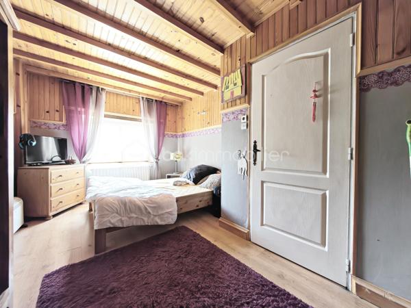 RARE SUR LE MARCHE !!
A 15 minutes de Nemours, sur la commune de ICHY. Sur un beau terrain de 665m², découvrez cet ensemble immobilier composé de deux maison indépendantes, un studio indépendant, une grange, offrant de nombreuses possibilités. 

1ère maison, au rdc:
Une entrée donnant sur la pièce à vivre d'une surface de 65m², une cuisine aménagée et équipée de 17m².
A l'étage: 
Une chambre de 25m², une autre chambre de 15m², une salle de bain + douche et wc, une dernière chambre de 14m².

2ème maison avec jardin privé, au rdc:
Une entrée donnant sur la pièce à vivre de 40m², une salle de bain, un wc.
A l'étage: 
Une chambre de 13m² avec mezzanine, une autre de chambre de 13m² également.

A l'extérieur: 
Une grande de 70m² sur une hauteur plafond de 8 mètres 

Un studio avec une pièce de 13m², une salle de bain, un wc, une buanderie.

Une cave voutée de 25m²