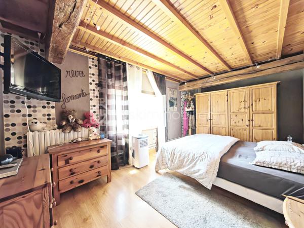 RARE SUR LE MARCHE !!
A 15 minutes de Nemours, sur la commune de ICHY. Sur un beau terrain de 665m², découvrez cet ensemble immobilier composé de deux maison indépendantes, un studio indépendant, une grange, offrant de nombreuses possibilités. 

1ère maison, au rdc:
Une entrée donnant sur la pièce à vivre d'une surface de 65m², une cuisine aménagée et équipée de 17m².
A l'étage: 
Une chambre de 25m², une autre chambre de 15m², une salle de bain + douche et wc, une dernière chambre de 14m².

2ème maison avec jardin privé, au rdc:
Une entrée donnant sur la pièce à vivre de 40m², une salle de bain, un wc.
A l'étage: 
Une chambre de 13m² avec mezzanine, une autre de chambre de 13m² également.

A l'extérieur: 
Une grande de 70m² sur une hauteur plafond de 8 mètres 

Un studio avec une pièce de 13m², une salle de bain, un wc, une buanderie.

Une cave voutée de 25m²