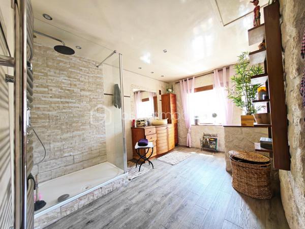 RARE SUR LE MARCHE !!
A 15 minutes de Nemours, sur la commune de ICHY. Sur un beau terrain de 665m², découvrez cet ensemble immobilier composé de deux maison indépendantes, un studio indépendant, une grange, offrant de nombreuses possibilités. 

1ère maison, au rdc:
Une entrée donnant sur la pièce à vivre d'une surface de 65m², une cuisine aménagée et équipée de 17m².
A l'étage: 
Une chambre de 25m², une autre chambre de 15m², une salle de bain + douche et wc, une dernière chambre de 14m².

2ème maison avec jardin privé, au rdc:
Une entrée donnant sur la pièce à vivre de 40m², une salle de bain, un wc.
A l'étage: 
Une chambre de 13m² avec mezzanine, une autre de chambre de 13m² également.

A l'extérieur: 
Une grande de 70m² sur une hauteur plafond de 8 mètres 

Un studio avec une pièce de 13m², une salle de bain, un wc, une buanderie.

Une cave voutée de 25m²