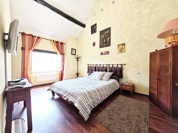 RARE SUR LE MARCHE !!
A 15 minutes de Nemours, sur la commune de ICHY. Sur un beau terrain de 665m², découvrez cet ensemble immobilier composé de deux maison indépendantes, un studio indépendant, une grange, offrant de nombreuses possibilités. 

1ère maison, au rdc:
Une entrée donnant sur la pièce à vivre d'une surface de 65m², une cuisine aménagée et équipée de 17m².
A l'étage: 
Une chambre de 25m², une autre chambre de 15m², une salle de bain + douche et wc, une dernière chambre de 14m².

2ème maison avec jardin privé, au rdc:
Une entrée donnant sur la pièce à vivre de 40m², une salle de bain, un wc.
A l'étage: 
Une chambre de 13m² avec mezzanine, une autre de chambre de 13m² également.

A l'extérieur: 
Une grande de 70m² sur une hauteur plafond de 8 mètres 

Un studio avec une pièce de 13m², une salle de bain, un wc, une buanderie.

Une cave voutée de 25m²