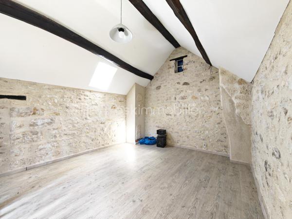 RARE SUR LE MARCHE !!
A 15 minutes de Nemours, sur la commune de ICHY. Sur un beau terrain de 665m², découvrez cet ensemble immobilier composé de deux maison indépendantes, un studio indépendant, une grange, offrant de nombreuses possibilités. 

1ère maison, au rdc:
Une entrée donnant sur la pièce à vivre d'une surface de 65m², une cuisine aménagée et équipée de 17m².
A l'étage: 
Une chambre de 25m², une autre chambre de 15m², une salle de bain + douche et wc, une dernière chambre de 14m².

2ème maison avec jardin privé, au rdc:
Une entrée donnant sur la pièce à vivre de 40m², une salle de bain, un wc.
A l'étage: 
Une chambre de 13m² avec mezzanine, une autre de chambre de 13m² également.

A l'extérieur: 
Une grande de 70m² sur une hauteur plafond de 8 mètres 

Un studio avec une pièce de 13m², une salle de bain, un wc, une buanderie.

Une cave voutée de 25m²
