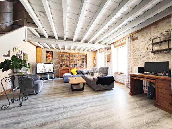 RARE SUR LE MARCHE !!
A 15 minutes de Nemours, sur la commune de ICHY. Sur un beau terrain de 665m², découvrez cet ensemble immobilier composé de deux maison indépendantes, un studio indépendant, une grange, offrant de nombreuses possibilités. 

1ère maison, au rdc:
Une entrée donnant sur la pièce à vivre d'une surface de 65m², une cuisine aménagée et équipée de 17m².
A l'étage: 
Une chambre de 25m², une autre chambre de 15m², une salle de bain + douche et wc, une dernière chambre de 14m².

2ème maison avec jardin privé, au rdc:
Une entrée donnant sur la pièce à vivre de 40m², une salle de bain, un wc.
A l'étage: 
Une chambre de 13m² avec mezzanine, une autre de chambre de 13m² également.

A l'extérieur: 
Une grande de 70m² sur une hauteur plafond de 8 mètres 

Un studio avec une pièce de 13m², une salle de bain, un wc, une buanderie.

Une cave voutée de 25m²