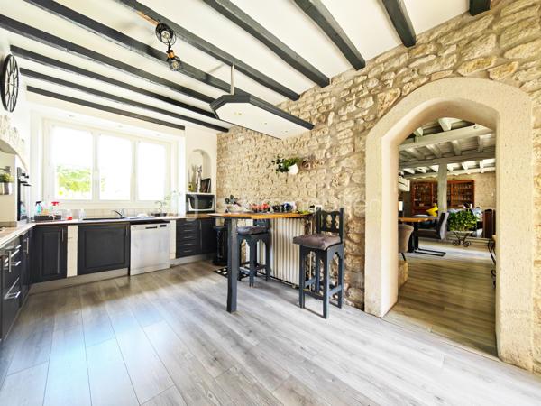 RARE SUR LE MARCHE !!
A 15 minutes de Nemours, sur la commune de ICHY. Sur un beau terrain de 665m², découvrez cet ensemble immobilier composé de deux maison indépendantes, un studio indépendant, une grange, offrant de nombreuses possibilités. 

1ère maison, au rdc:
Une entrée donnant sur la pièce à vivre d'une surface de 65m², une cuisine aménagée et équipée de 17m².
A l'étage: 
Une chambre de 25m², une autre chambre de 15m², une salle de bain + douche et wc, une dernière chambre de 14m².

2ème maison avec jardin privé, au rdc:
Une entrée donnant sur la pièce à vivre de 40m², une salle de bain, un wc.
A l'étage: 
Une chambre de 13m² avec mezzanine, une autre de chambre de 13m² également.

A l'extérieur: 
Une grande de 70m² sur une hauteur plafond de 8 mètres 

Un studio avec une pièce de 13m², une salle de bain, un wc, une buanderie.

Une cave voutée de 25m²