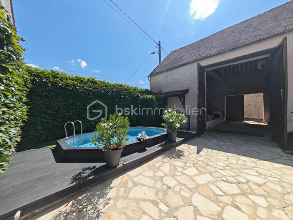 RARE SUR LE MARCHE !!
A 15 minutes de Nemours, sur la commune de ICHY. Sur un beau terrain de 665m², découvrez cet ensemble immobilier composé de deux maison indépendantes, un studio indépendant, une grange, offrant de nombreuses possibilités. 

1ère maison, au rdc:
Une entrée donnant sur la pièce à vivre d'une surface de 65m², une cuisine aménagée et équipée de 17m².
A l'étage: 
Une chambre de 25m², une autre chambre de 15m², une salle de bain + douche et wc, une dernière chambre de 14m².

2ème maison avec jardin privé, au rdc:
Une entrée donnant sur la pièce à vivre de 40m², une salle de bain, un wc.
A l'étage: 
Une chambre de 13m² avec mezzanine, une autre de chambre de 13m² également.

A l'extérieur: 
Une grande de 70m² sur une hauteur plafond de 8 mètres 

Un studio avec une pièce de 13m², une salle de bain, un wc, une buanderie.

Une cave voutée de 25m²