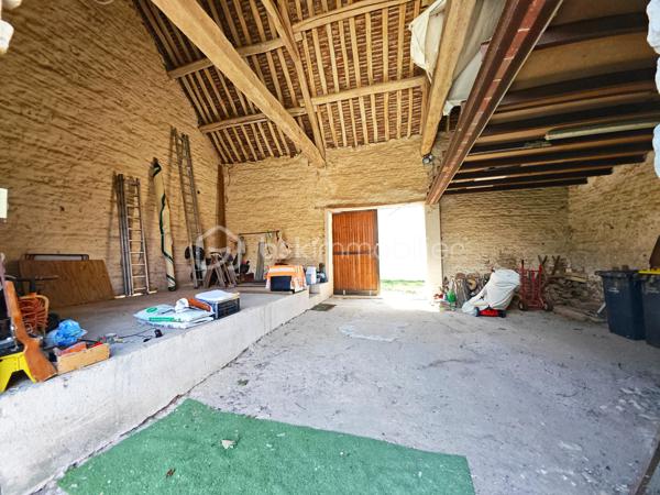 RARE SUR LE MARCHE !!
A 15 minutes de Nemours, sur la commune de ICHY. Sur un beau terrain de 665m², découvrez cet ensemble immobilier composé de deux maison indépendantes, un studio indépendant, une grange, offrant de nombreuses possibilités. 

1ère maison, au rdc:
Une entrée donnant sur la pièce à vivre d'une surface de 65m², une cuisine aménagée et équipée de 17m².
A l'étage: 
Une chambre de 25m², une autre chambre de 15m², une salle de bain + douche et wc, une dernière chambre de 14m².

2ème maison avec jardin privé, au rdc:
Une entrée donnant sur la pièce à vivre de 40m², une salle de bain, un wc.
A l'étage: 
Une chambre de 13m² avec mezzanine, une autre de chambre de 13m² également.

A l'extérieur: 
Une grande de 70m² sur une hauteur plafond de 8 mètres 

Un studio avec une pièce de 13m², une salle de bain, un wc, une buanderie.

Une cave voutée de 25m²