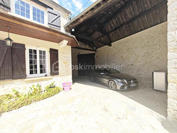 RARE SUR LE MARCHE !!
A 15 minutes de Nemours, sur la commune de ICHY. Sur un beau terrain de 665m², découvrez cet ensemble immobilier composé de deux maison indépendantes, un studio indépendant, une grange, offrant de nombreuses possibilités. 

1ère maison, au rdc:
Une entrée donnant sur la pièce à vivre d'une surface de 65m², une cuisine aménagée et équipée de 17m².
A l'étage: 
Une chambre de 25m², une autre chambre de 15m², une salle de bain + douche et wc, une dernière chambre de 14m².

2ème maison avec jardin privé, au rdc:
Une entrée donnant sur la pièce à vivre de 40m², une salle de bain, un wc.
A l'étage: 
Une chambre de 13m² avec mezzanine, une autre de chambre de 13m² également.

A l'extérieur: 
Une grande de 70m² sur une hauteur plafond de 8 mètres 

Un studio avec une pièce de 13m², une salle de bain, un wc, une buanderie.

Une cave voutée de 25m²