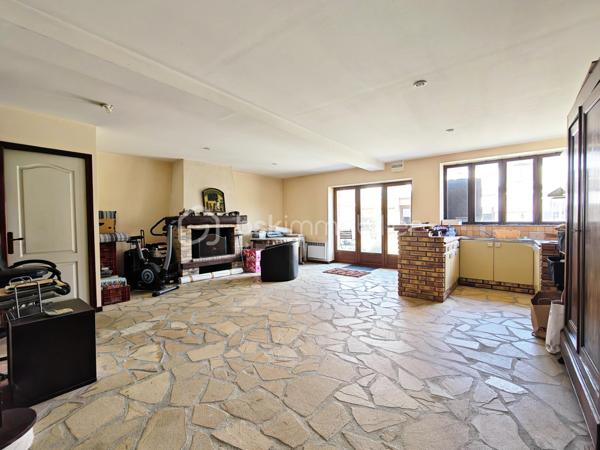 RARE SUR LE MARCHE !!
A 15 minutes de Nemours, sur la commune de ICHY. Sur un beau terrain de 665m², découvrez cet ensemble immobilier composé de deux maison indépendantes, un studio indépendant, une grange, offrant de nombreuses possibilités. 

1ère maison, au rdc:
Une entrée donnant sur la pièce à vivre d'une surface de 65m², une cuisine aménagée et équipée de 17m².
A l'étage: 
Une chambre de 25m², une autre chambre de 15m², une salle de bain + douche et wc, une dernière chambre de 14m².

2ème maison avec jardin privé, au rdc:
Une entrée donnant sur la pièce à vivre de 40m², une salle de bain, un wc.
A l'étage: 
Une chambre de 13m² avec mezzanine, une autre de chambre de 13m² également.

A l'extérieur: 
Une grande de 70m² sur une hauteur plafond de 8 mètres 

Un studio avec une pièce de 13m², une salle de bain, un wc, une buanderie.

Une cave voutée de 25m²