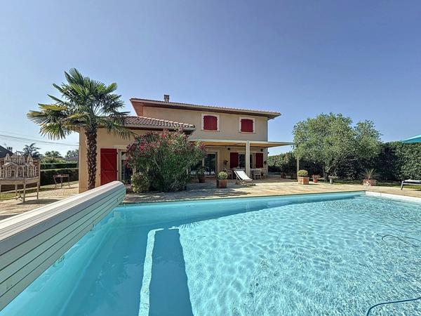 Vente                                                      Maison
                        
                     9 pièces                      224 m2                     à Ussac