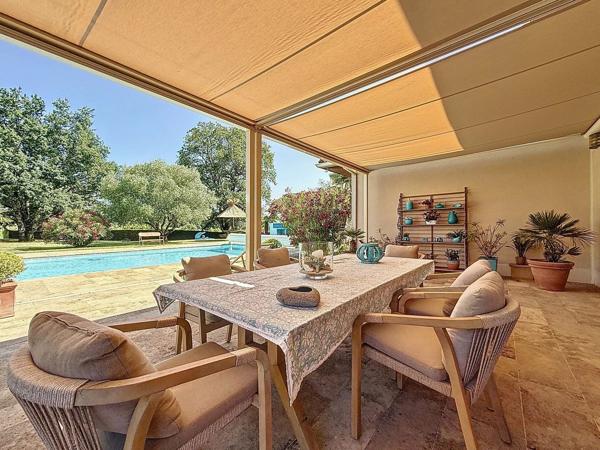 Vente                                                      Maison
                        
                     9 pièces                      224 m2                     à Ussac