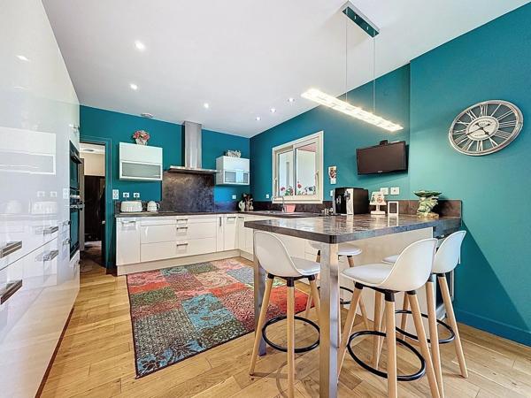 Vente                                                      Maison
                        
                     9 pièces                      224 m2                     à Ussac