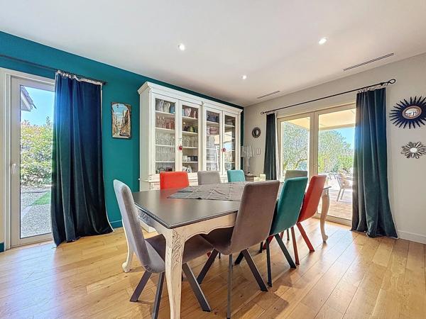 Vente                                                      Maison
                        
                     9 pièces                      224 m2                     à Ussac