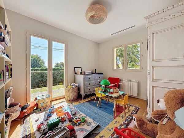 Vente                                                      Maison
                        
                     9 pièces                      224 m2                     à Ussac