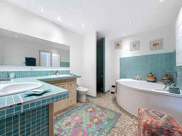 Vente                                                      Maison
                        
                     9 pièces                      224 m2                     à Ussac