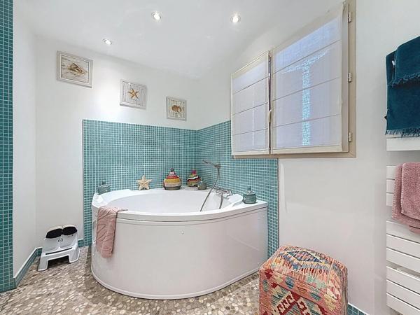 Vente                                                      Maison
                        
                     9 pièces                      224 m2                     à Ussac