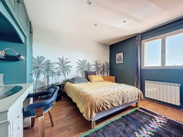 Vente                                                      Maison
                        
                     9 pièces                      224 m2                     à Ussac