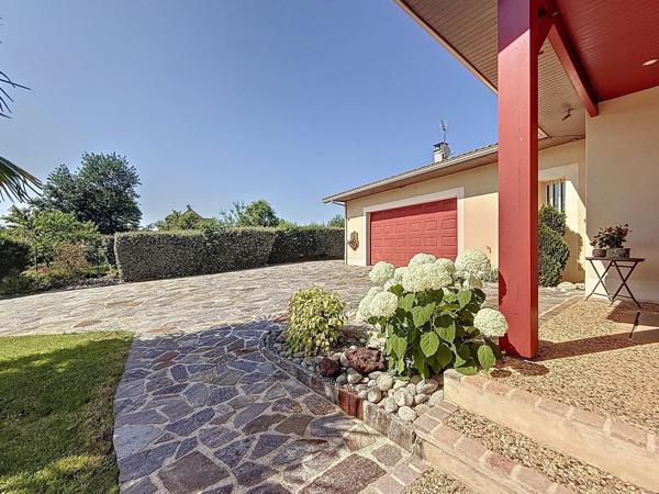 Vente                                                      Maison
                        
                     9 pièces                      224 m2                     à Ussac