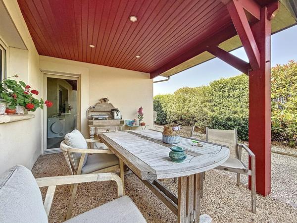 Vente                                                      Maison
                        
                     9 pièces                      224 m2                     à Ussac