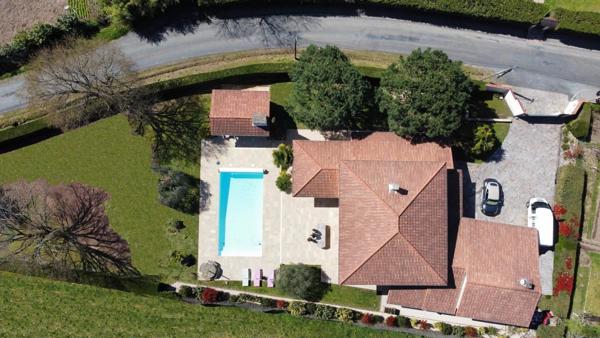 Vente                                                      Maison
                        
                     9 pièces                      224 m2                     à Ussac