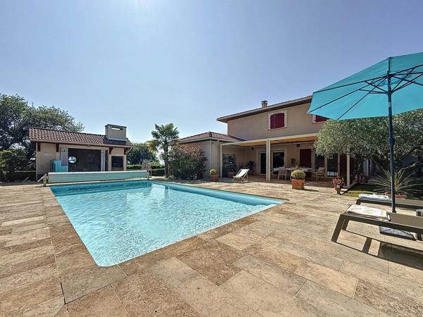 Vente                                                      Maison
                        
                     9 pièces                      224 m2                     à Ussac