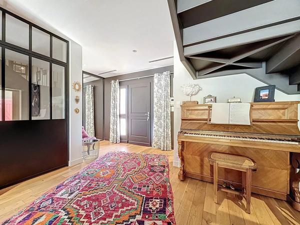 Vente                                                      Maison
                        
                     9 pièces                      224 m2                     à Ussac