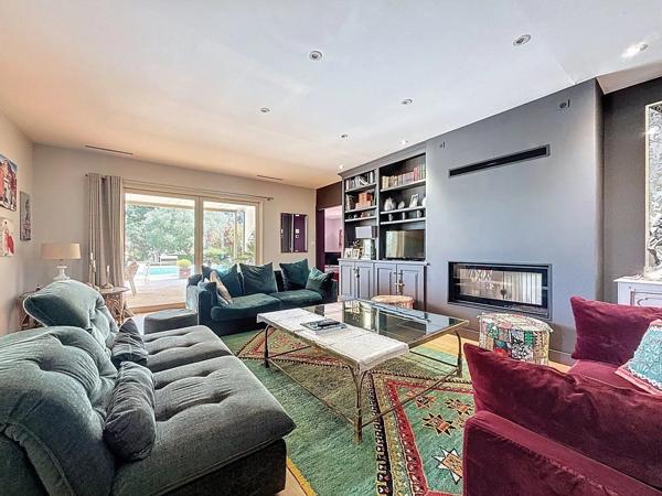 Vente                                                      Maison
                        
                     9 pièces                      224 m2                     à Ussac