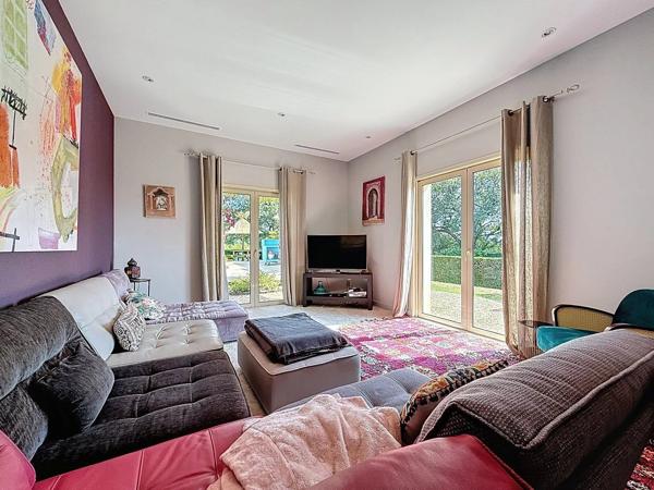 Vente                                                      Maison
                        
                     9 pièces                      224 m2                     à Ussac