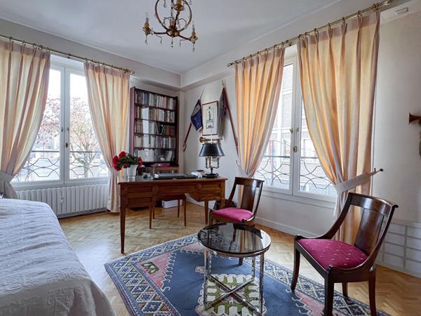 Appartement T5 de 130 m² de prestige avec garage et cave dans résidence avec ascenseur "Angers Château/ Académie"