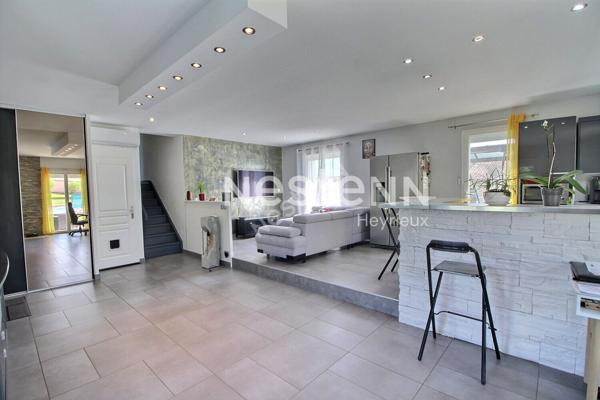 DIEMOZ - BELLE MAISON DE 101M² environ avec joli terrain clos arboré, piscine- DPE : C