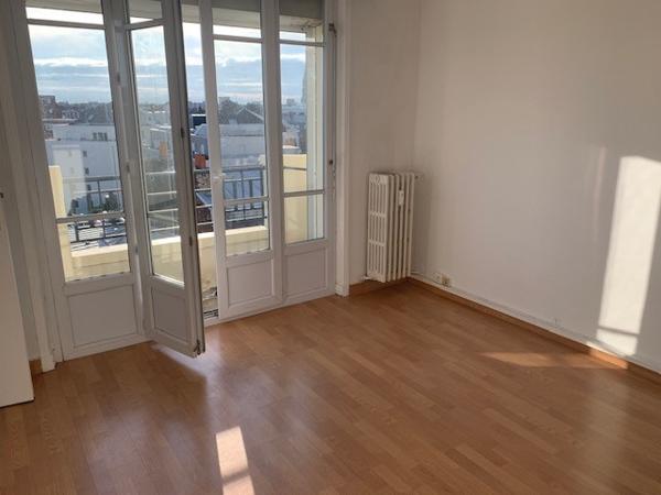 Lille (59000) F3 avec Balcon dans un très bel immeuble avec cachet ancien