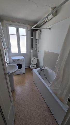 Lille (59000) F3 avec Balcon dans un très bel immeuble avec cachet ancien