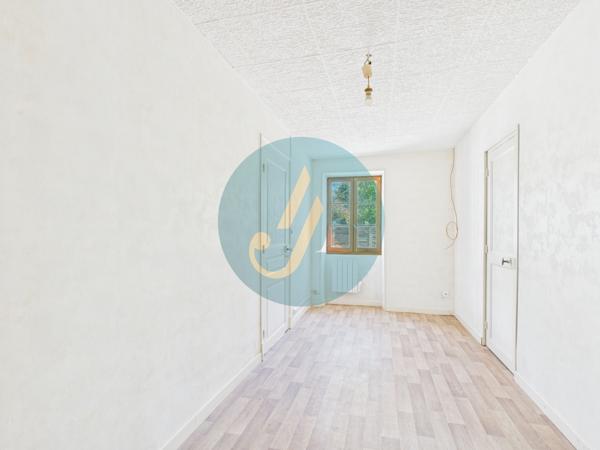 Mesves-sur-Loire (58400) Maison de village 2 chambres avec dépendances et jardin.