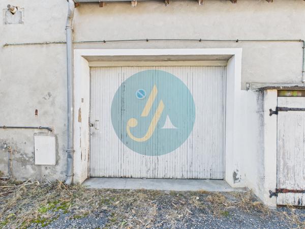 Mesves-sur-Loire (58400) Maison de village 2 chambres avec dépendances et jardin.