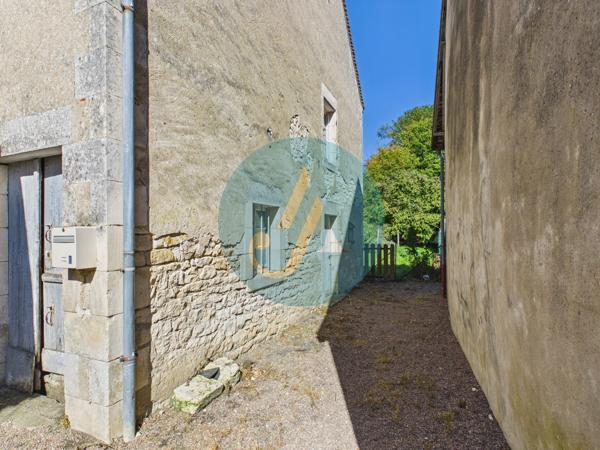 Mesves-sur-Loire (58400) Maison de village 2 chambres avec dépendances et jardin.