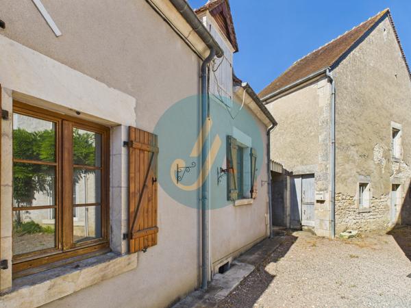 Mesves-sur-Loire (58400) Maison de village 2 chambres avec dépendances et jardin.