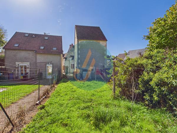 Mesves-sur-Loire (58400) Maison de village 2 chambres avec dépendances et jardin.