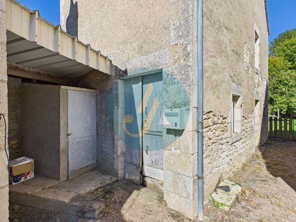 Mesves-sur-Loire (58400) Maison de village 2 chambres avec dépendances et jardin.