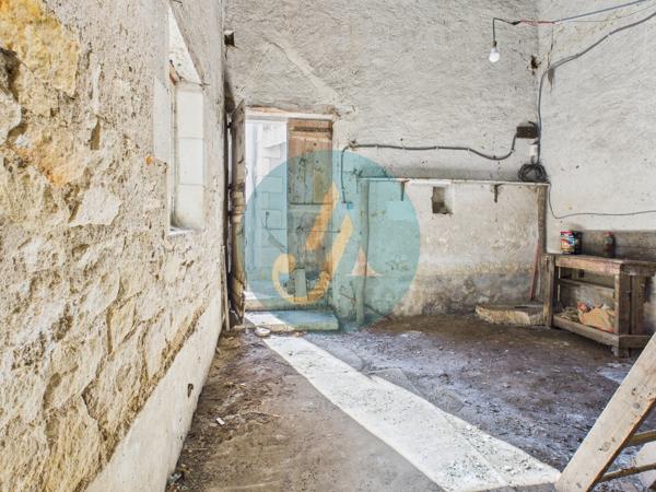 Mesves-sur-Loire (58400) Maison de village 2 chambres avec dépendances et jardin.