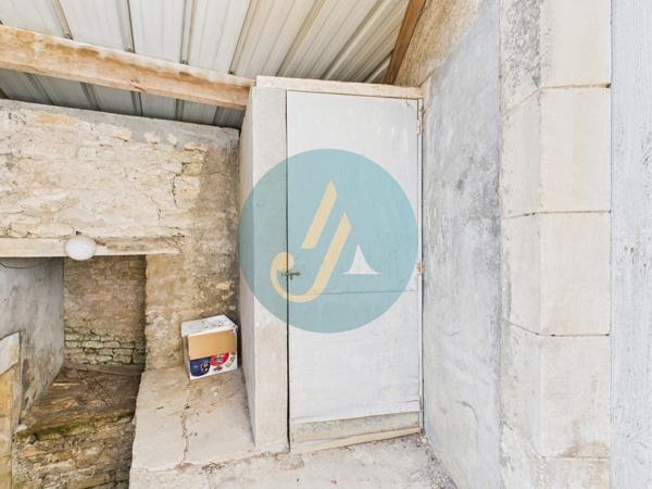 Mesves-sur-Loire (58400) Maison de village 2 chambres avec dépendances et jardin.