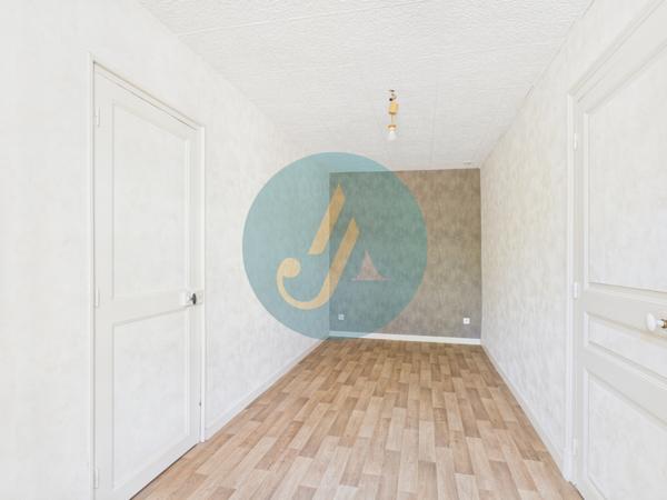 Mesves-sur-Loire (58400) Maison de village 2 chambres avec dépendances et jardin.