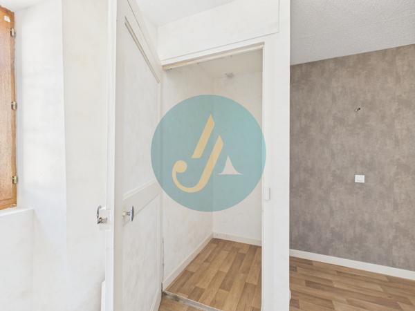 Mesves-sur-Loire (58400) Maison de village 2 chambres avec dépendances et jardin.