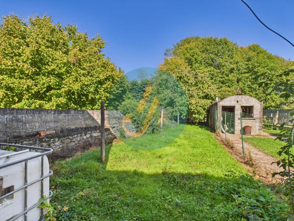 Mesves-sur-Loire (58400) Maison de village 2 chambres avec dépendances et jardin.