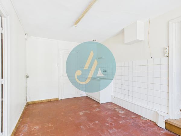 Mesves-sur-Loire (58400) Maison de village 2 chambres avec dépendances et jardin.