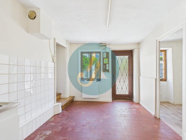 Mesves-sur-Loire (58400) Maison de village 2 chambres avec dépendances et jardin.