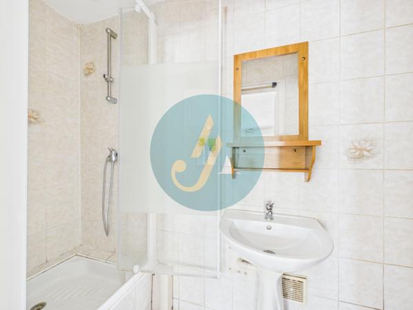 Mesves-sur-Loire (58400) Maison de village 2 chambres avec dépendances et jardin.