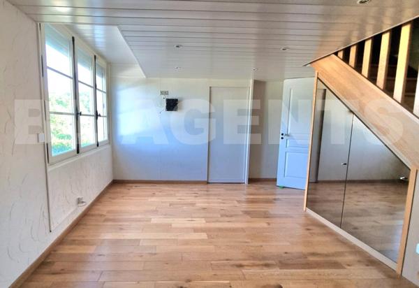 Secteur prisé : MAGNIFIQUE villa  de 295 m2 , 9 pièces, avec jardin , garages et piscine 